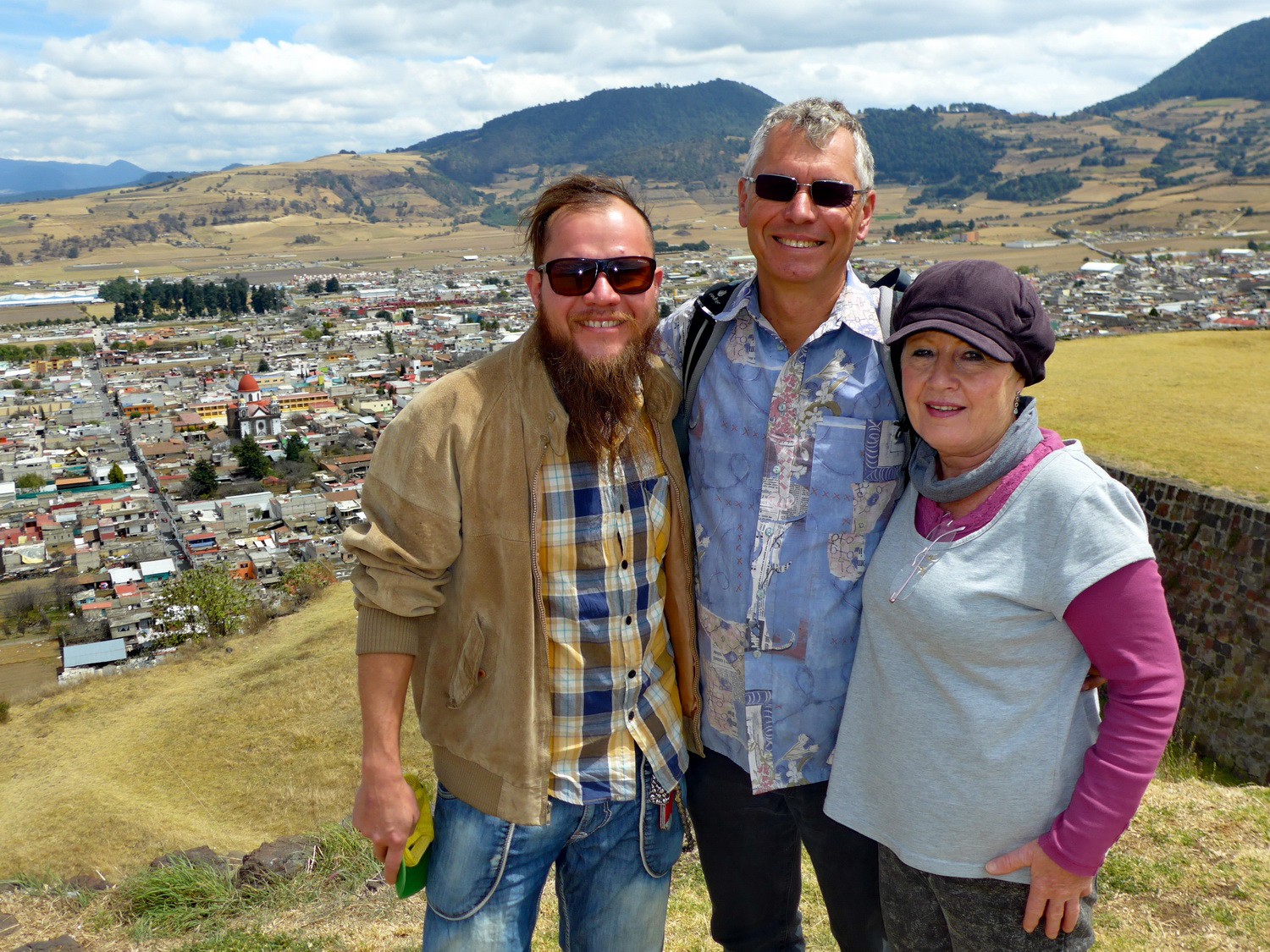 Poldi, Alfred and Marion with the town Tenango in the background